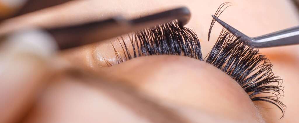 Pose d'extension de cils en formation